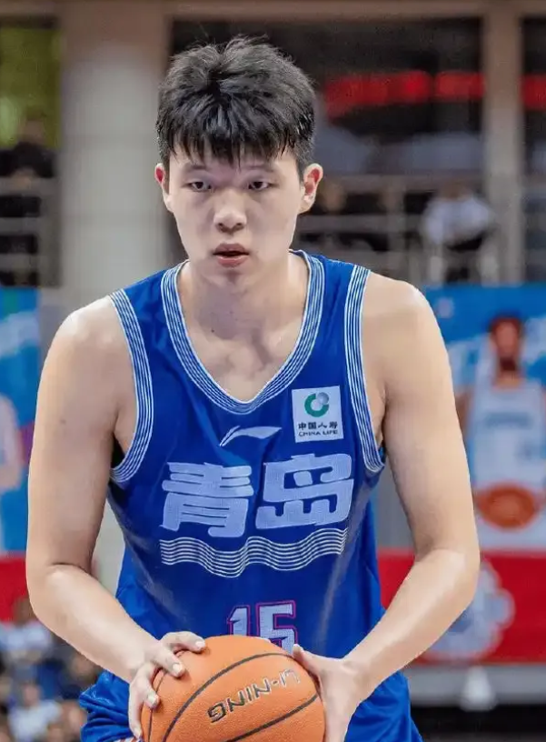 杨瀚森如果能解决这两个问题，未来超越姚明不是问题。第一就是英语问题，中国人在