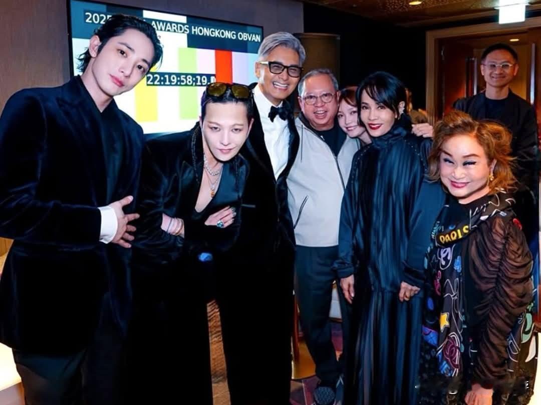 韩国偶像艺人权志龙惊喜晒出在2025MAMA后台和周润发、李洙赫等人的同框