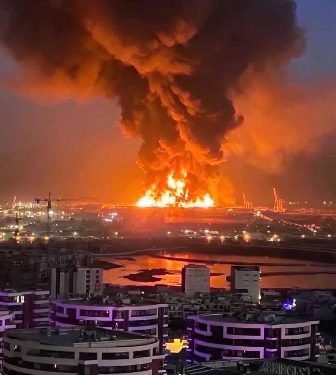 据媒体报道，位于伊拉克北部埃尔比勒国际机场内的美国埃尔比勒空军基地遭到至少六枚伊