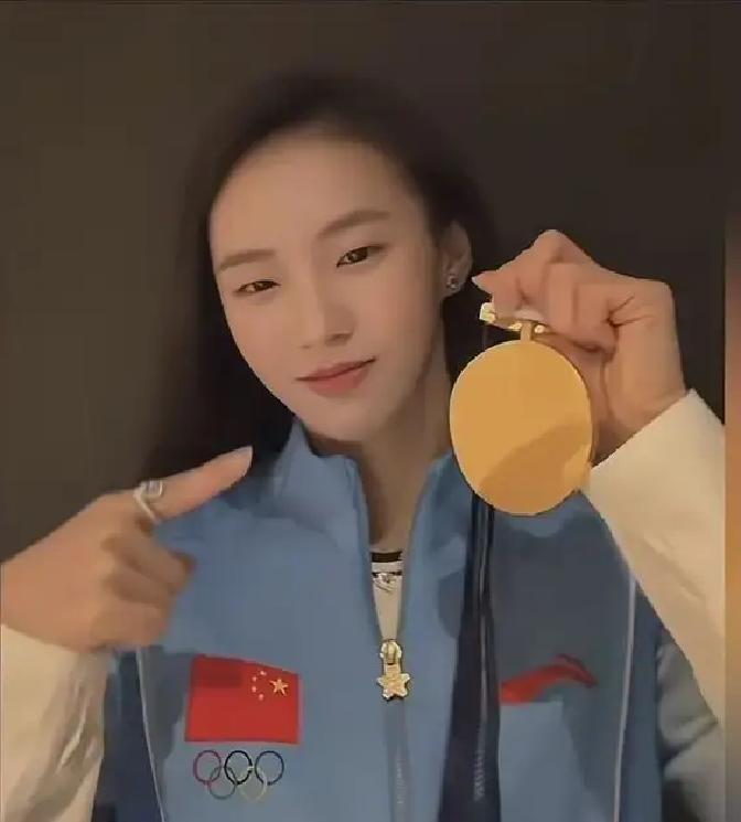 当年吴艳妮带妆比赛被骂上热搜，现在这帮小孩儿直接把美甲金手环17岁的陈妤颉，