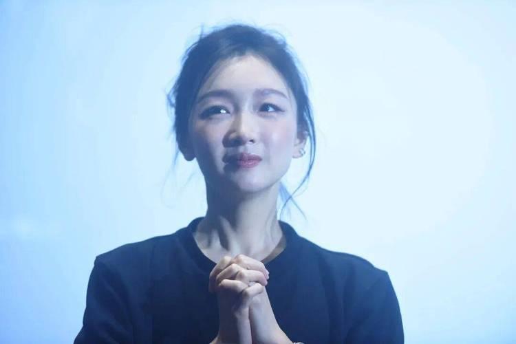 2026阿那亚戏剧节开幕话剧《文城》首演后引发热议，有观众爆料周冬雨全程未脱稿，