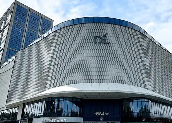 胖东来这是真要搞个大的。今天看到他们发长期招聘，招的不是普通员工，是各个领域的顶