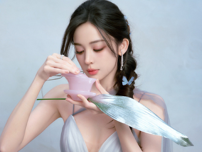 娜扎雾蓝纱裙娜扎雾蓝纱裙，娜扎追剧团造型出图，完全仙女来的，把人美晕的程度