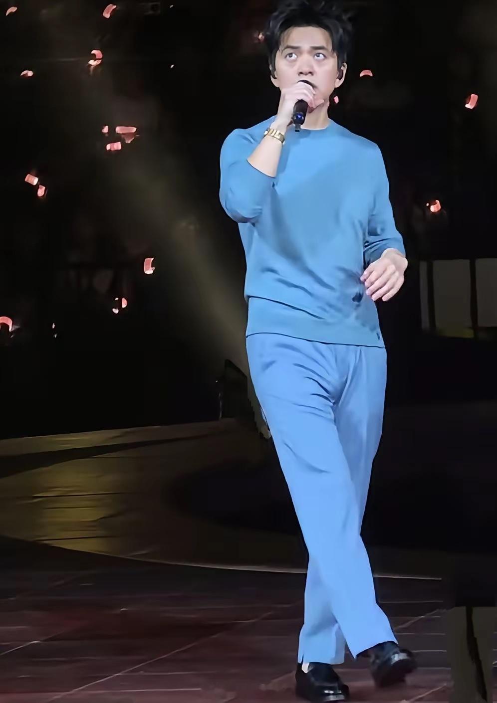 李健这身演出服穿的，如果用两个字形容，该怎么描述呢？记得，有一次李健演唱会，台下