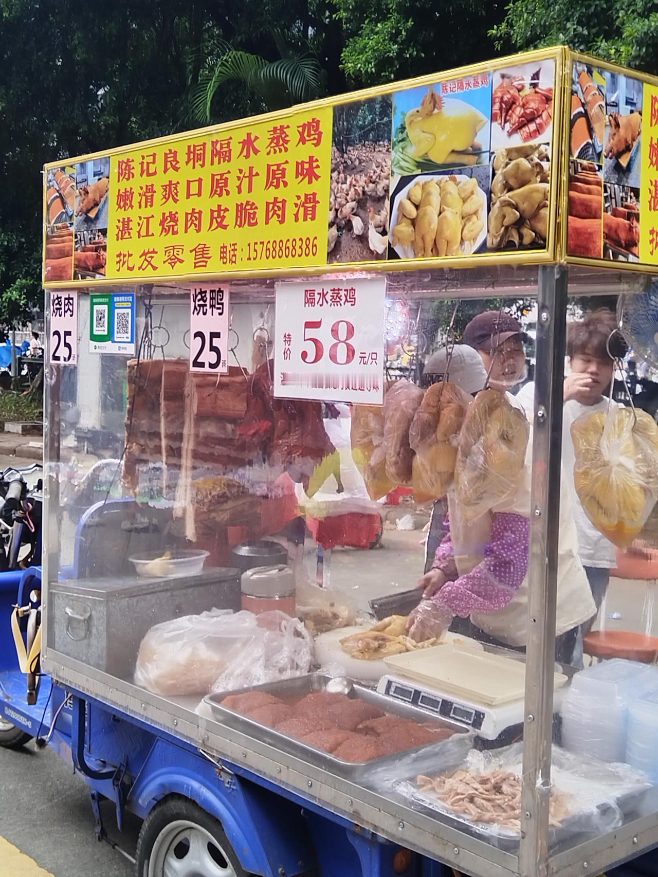 如果你是广东人，对街头的湛江鸡？烧肉感兴趣吗？每天看到这个阿姨出摊，到11点