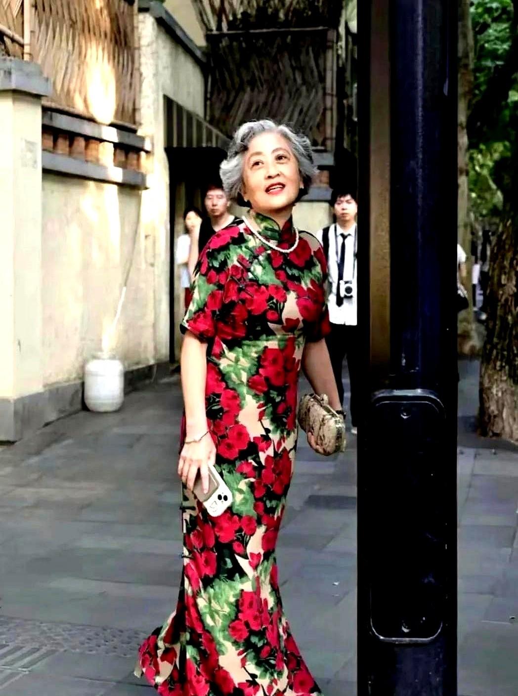 一位75岁的阿姨买了一条旗袍，感觉特别开心，她把穿旗袍的图片发到了自己的朋友圈里