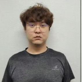 杀害赴韩领毕业证女生的凶手郑昌圣的正脸照露出来了，看着一脸凶相，只有当老师的时候