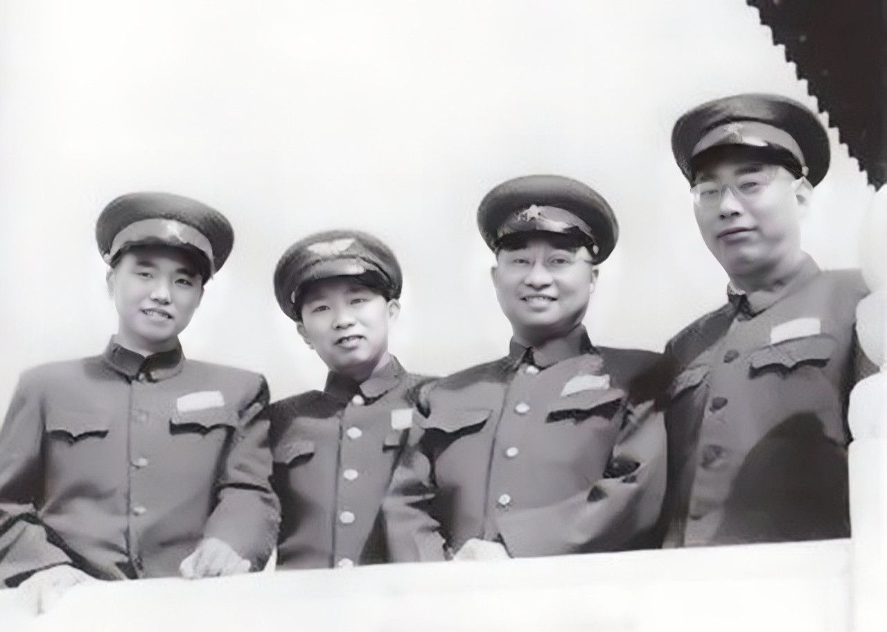 两位上将和两位大将。其实那位大将的资历和名气，以及战功，都不如两位上将，两位上将