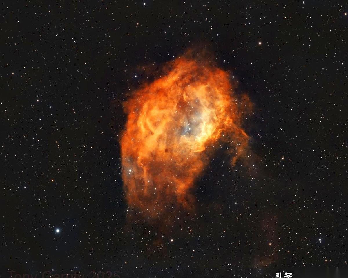 刚还在为明天早会的PPT发愁，一抬头，看见了宇宙。就这张图，一个叫Sh2-26