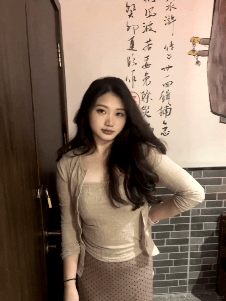 这位小姐姐说自己是微胖型，我看是不胖不瘦刚刚好，女孩子不一定要瘦才好看，有时候微