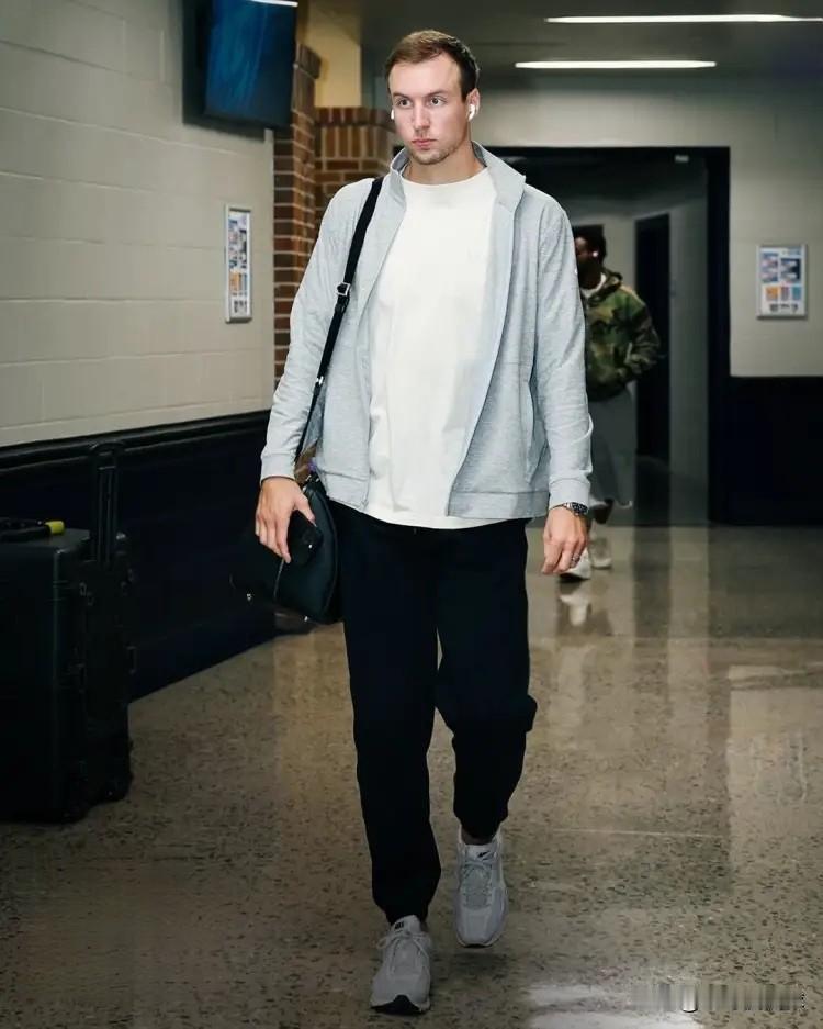 太阳新援肯纳德真是狠狠地打了湖人的脸！在今天太阳主场以102：98战胜马刺的季前