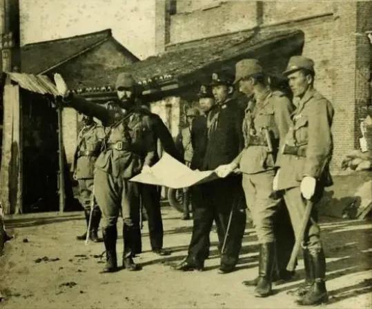 1937年，日本天皇的弟弟在淞沪会战的前线耀武扬威！这是又一个出现过在中国战场