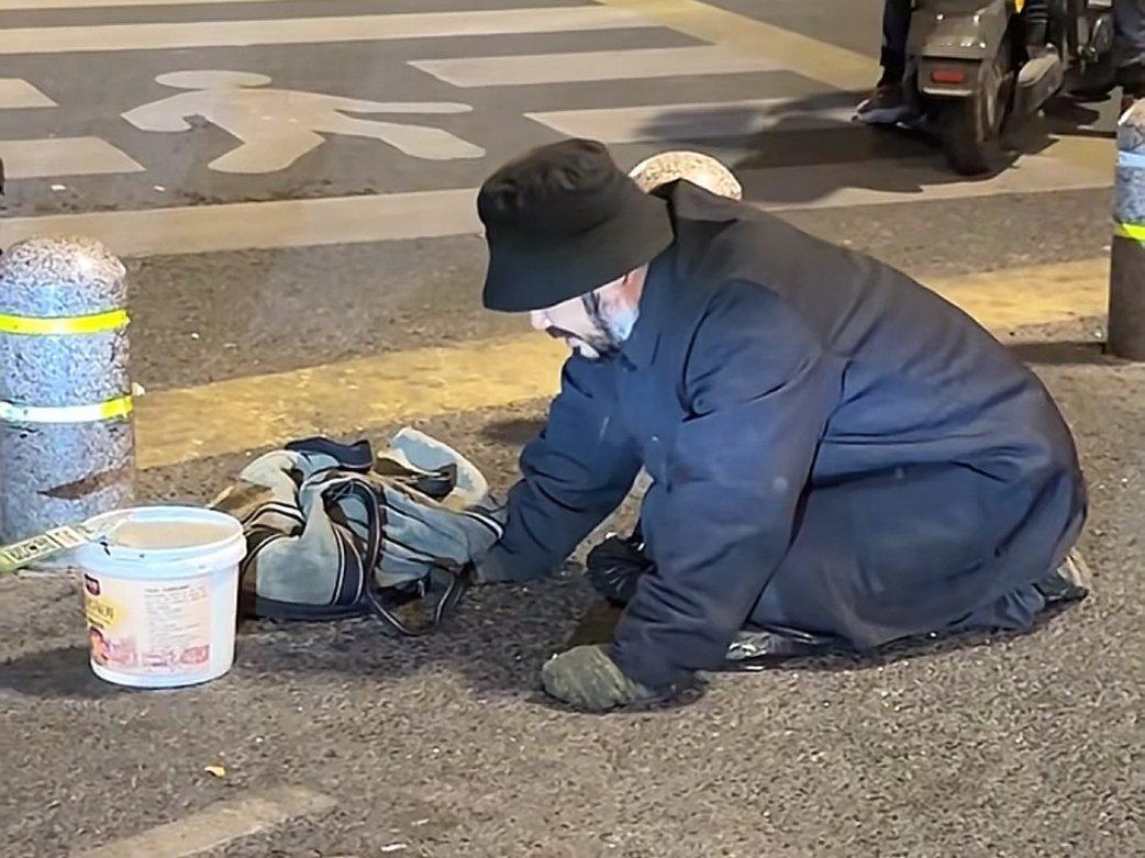 我靠，机器人乞讨？？？？太过分了，好东西先用在歪路上