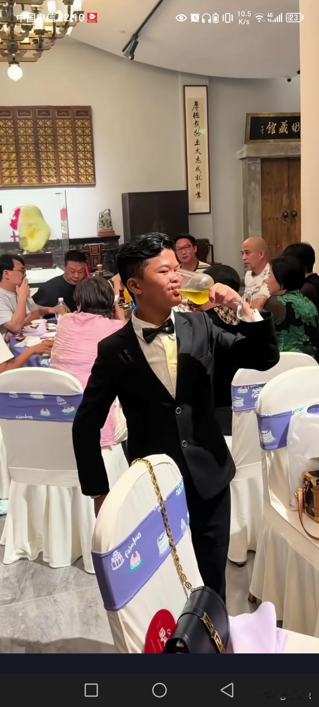 小马云才是短剧里的大能者。出生平平，后来一个机缘。现在不得了，字写的漂亮，酒