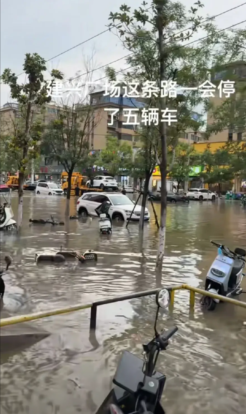 河南开封整整下了一夜倾盆大雨这回不是大雪封门而是大雨封门听了一夜的倾盆大雨