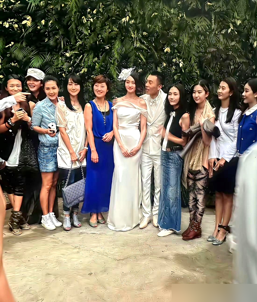 刘亦菲去参加朱亚文婚礼，平底鞋，紧身裤，往人群里一站，不知道的还以为是哪个工作人员。全场女星都在比谁