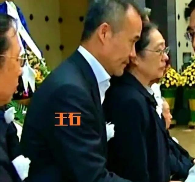 2013年9月，王石出席前岳父王宁的葬礼，以前女婿的身份站在家属队伍中，与前妻王