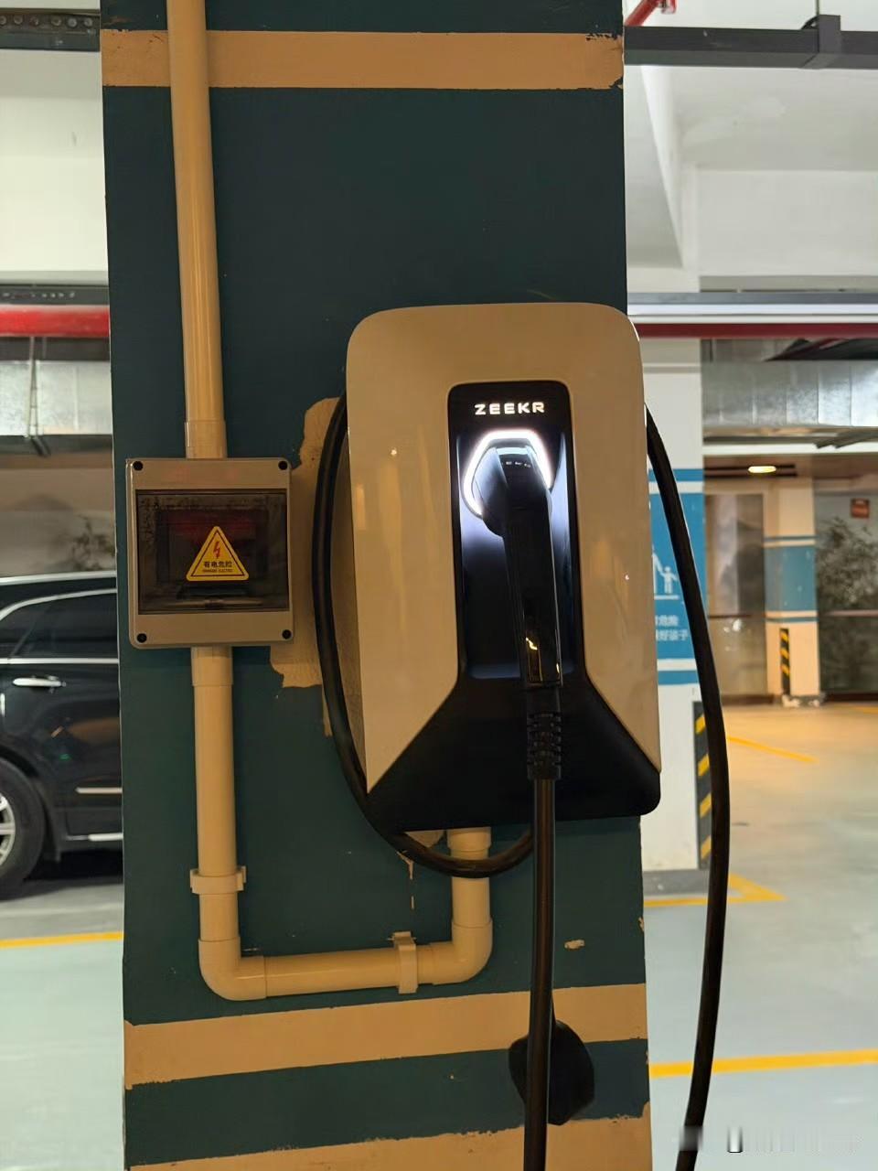 把7kW直流家充桩换成了极氪的7kW交流家充桩，舒服多了[墨镜]1、家里的车都