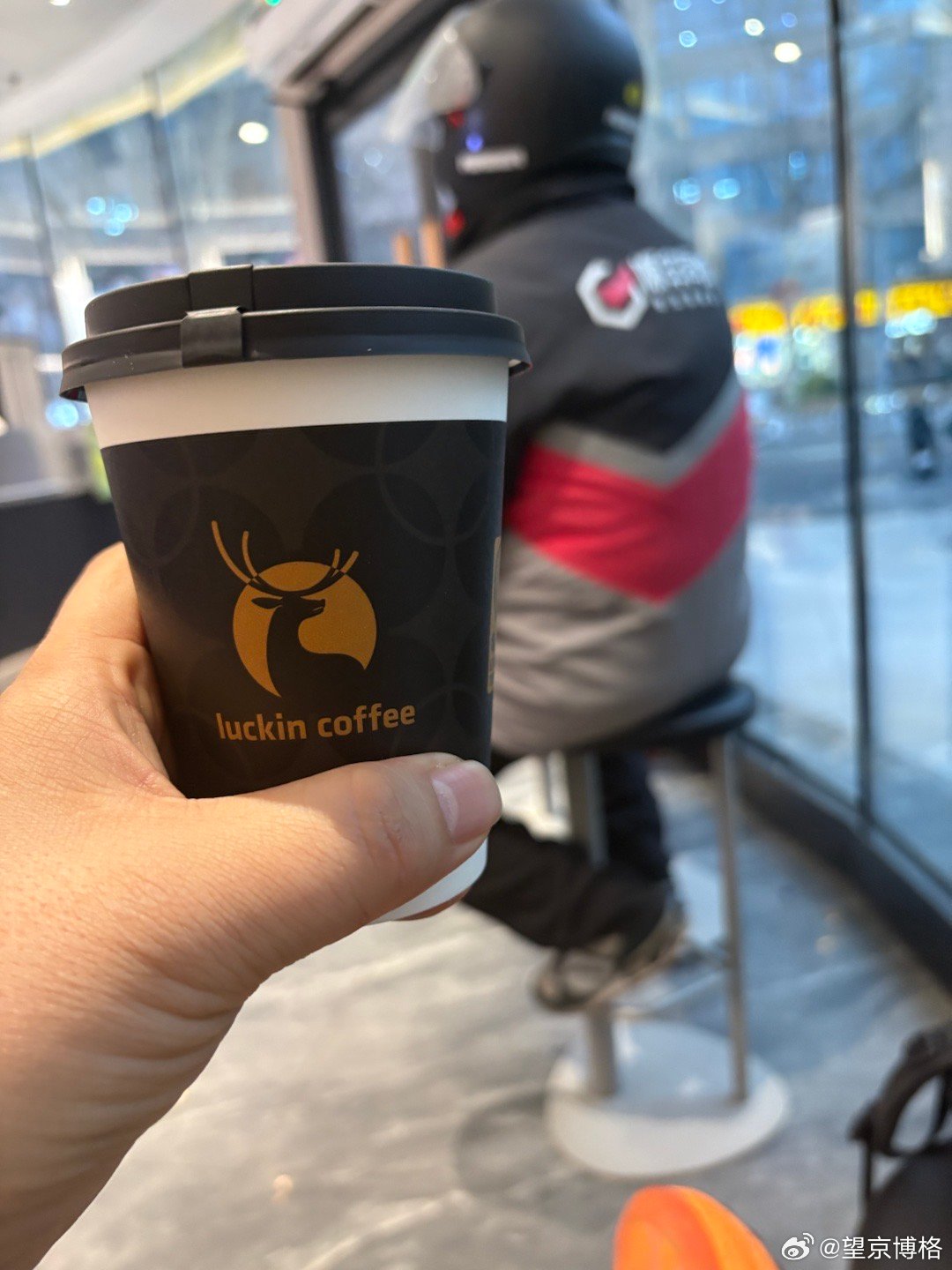 在瑞幸咖啡听见两个外卖小哥聊天。甲说，我现在每天跑360-390元，一个月差不多