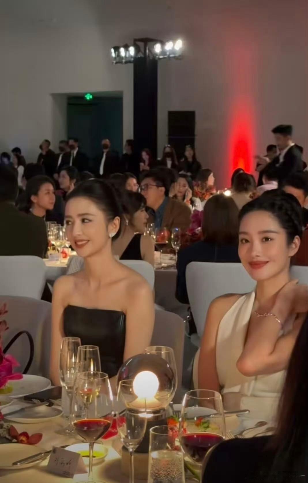 佟丽娅杨采钰两位都是妈妈级别Wallpaper中文版设计大奖设计大奖晚宴的同