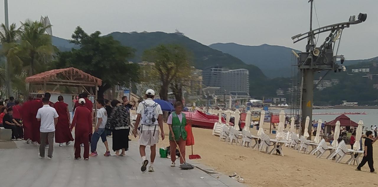 以前我在成都旅游时，在一个道观看到两个尼姑在旅游。尼姑还对着神像说，我们都是朋友