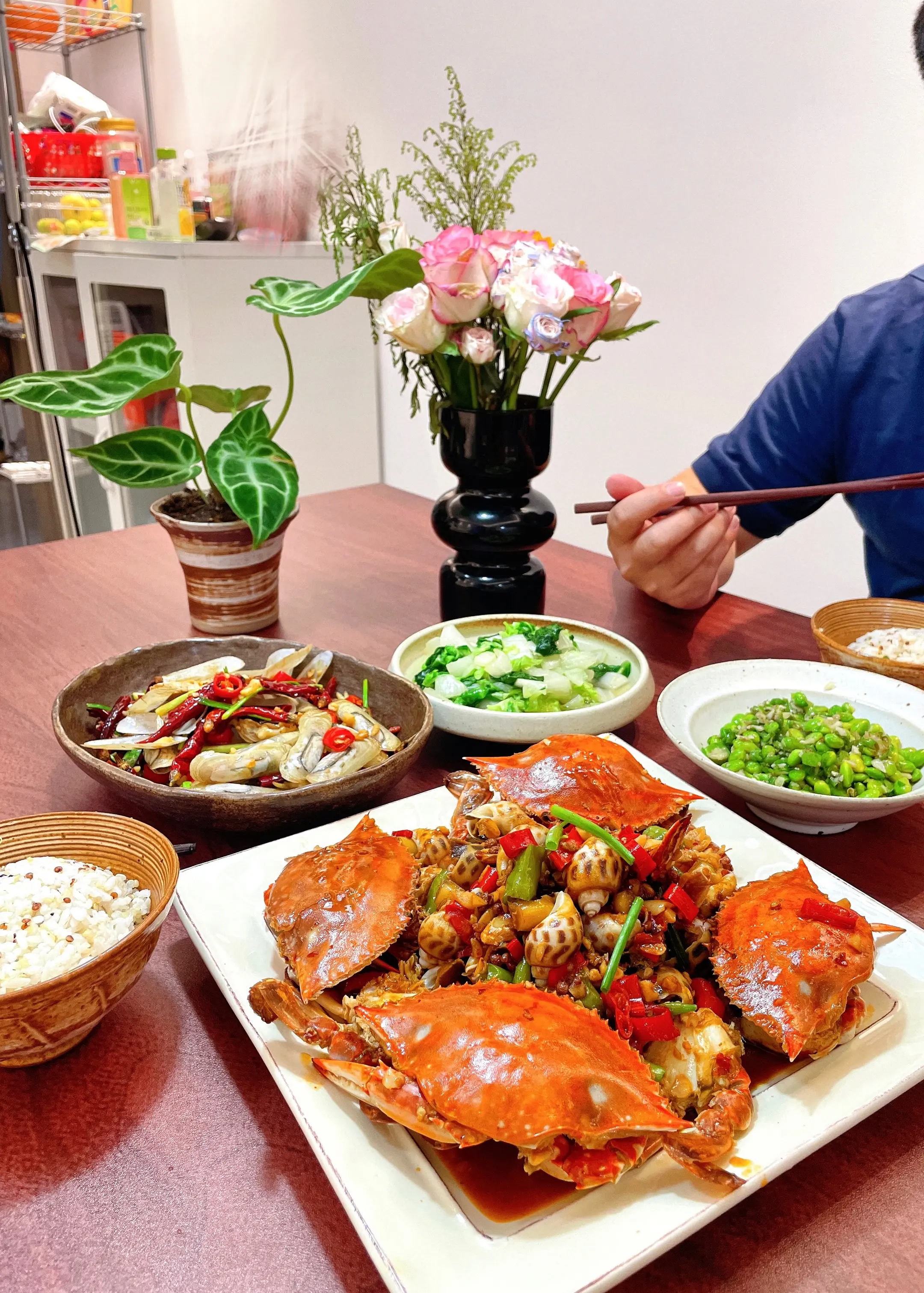 饭菜永远是热的，地板永远是干净的，衣服永远是干净的。每天做饭不重样，看...