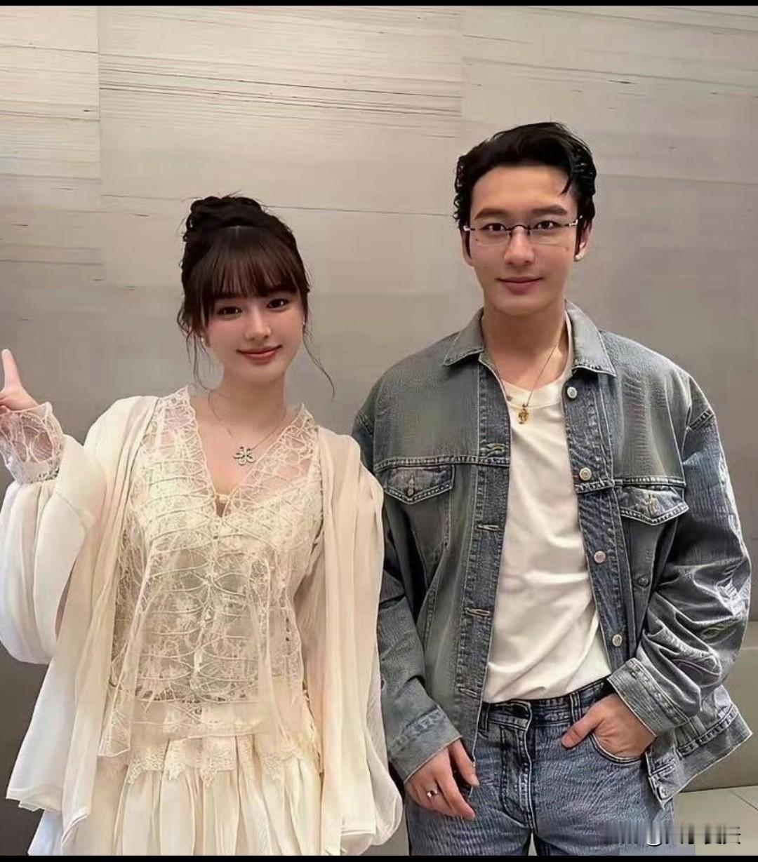 48岁的晓明哥跟26岁女友游坡国环球。女友穿米白蕾丝长裙，气质柔，侧颜撞脸bab