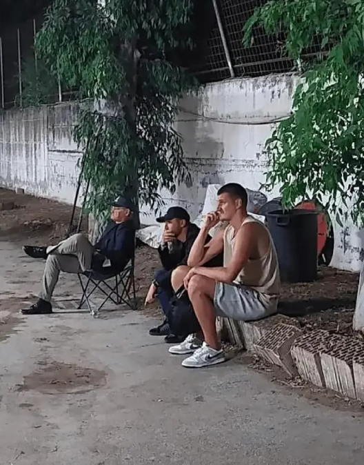 约基奇结束中国行后，回到了家乡塞尔维亚松博尔。晚上，他穿着背心坐在路牙子上和好