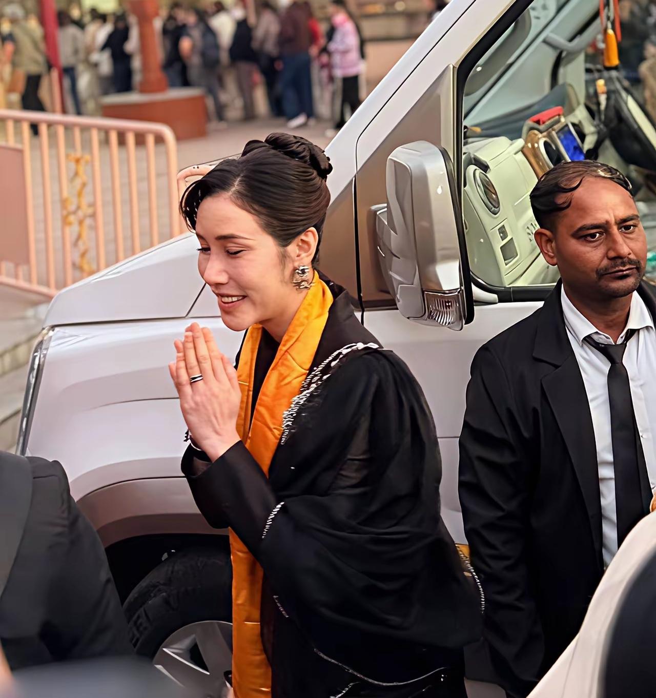 孤注一掷的诗妮娜，会成功回归吧！不好说！毕竟王室中的女人，那是没有一个想要她回