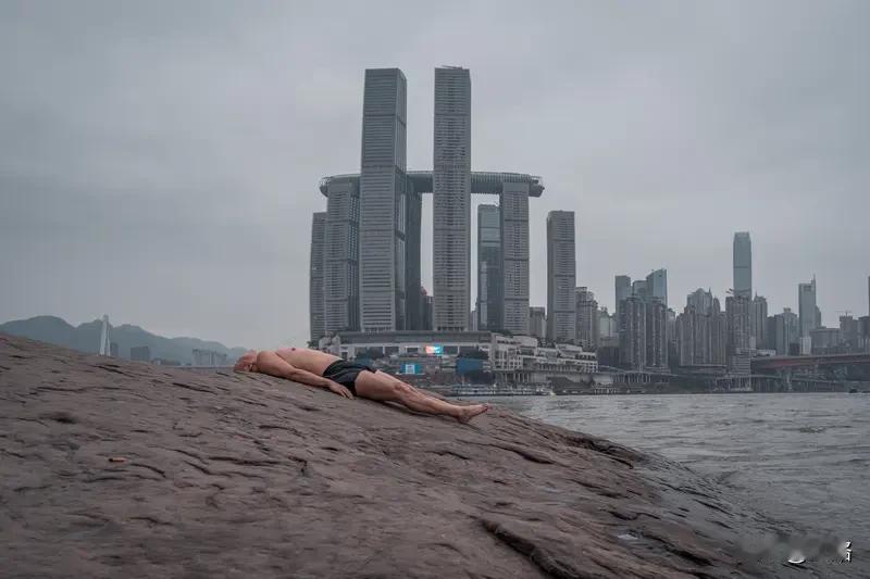 重庆这事儿太离谱了！执法人员在嘉陵江巡查，发现一男子用违禁网具捕鱼。执法人员喊话