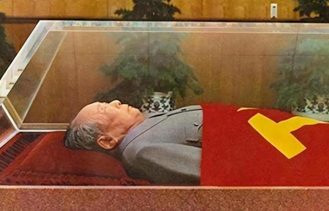 你敢信吗？快半个世纪了，毛主席的遗体还安详地躺在纪念堂里，面容依旧红润，就像睡着