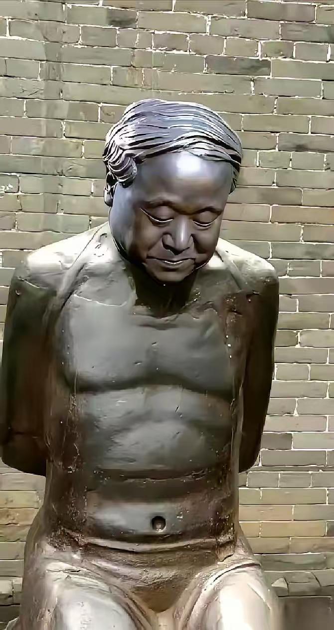上海南京路上，一尊人头雕塑被骂成了筛子。路过的人直皱眉头：这不纯纯是个发了芽