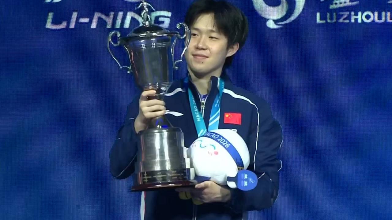 乒乓世界杯颁奖仪式！王楚钦和孙颖莎洋溢笑容，全场球迷欢呼鼓掌！松岛辉空满脸苦