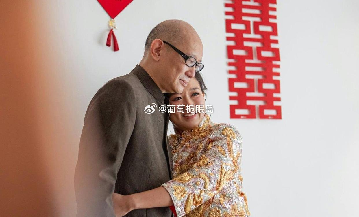 32岁香港演员余仲欣结婚照曝光，73岁丈夫卢伟国向小10岁岳父敬茶、这辈分属实怪