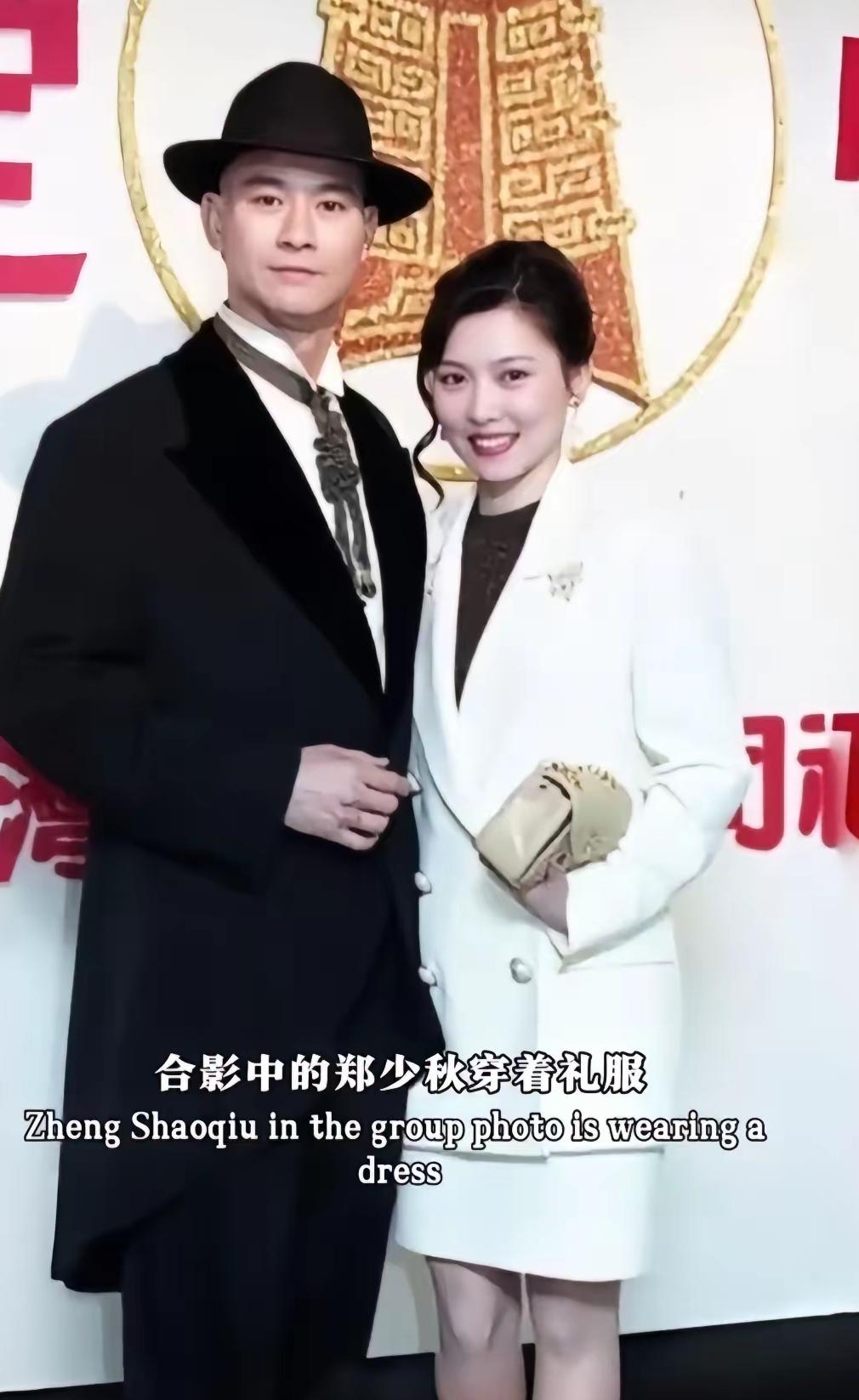 直到现在才看清郑少秋现任妻子官晶华，年轻时容貌明艳精致，五官亮眼大气，和潇洒帅气