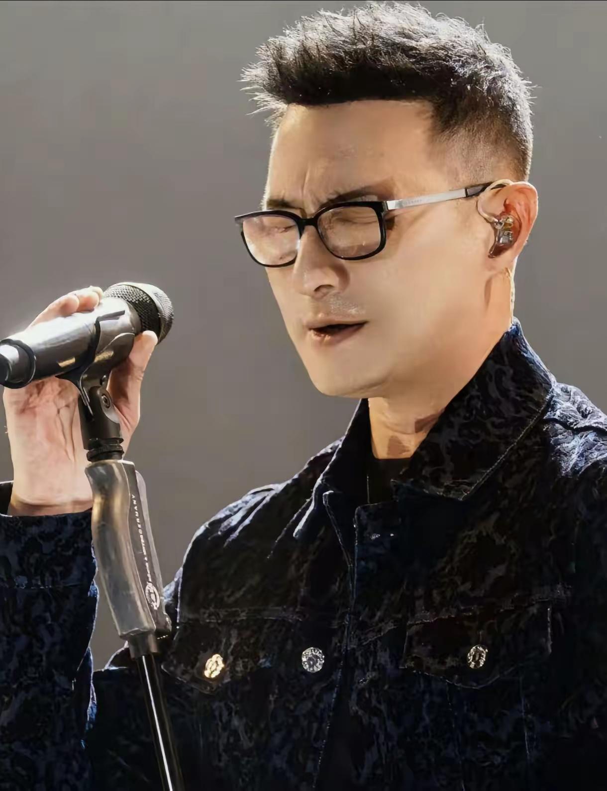 皮裤汪又有新瓜了！说是在前妻葛荟婕孕期的时候，汪汪经常领一黑丝女吃饭，是她同学