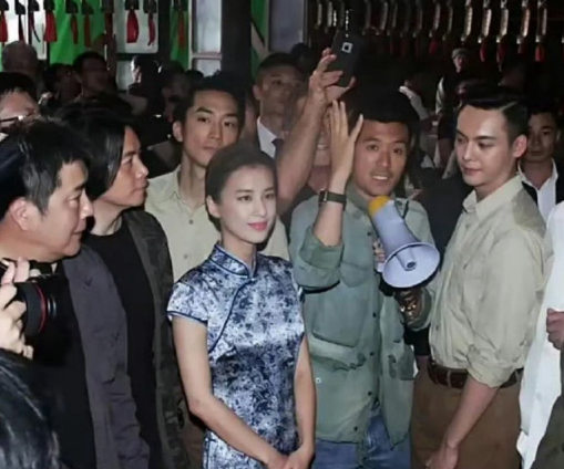 杨子之前就是不舍得离婚，看到这张照片我明白了