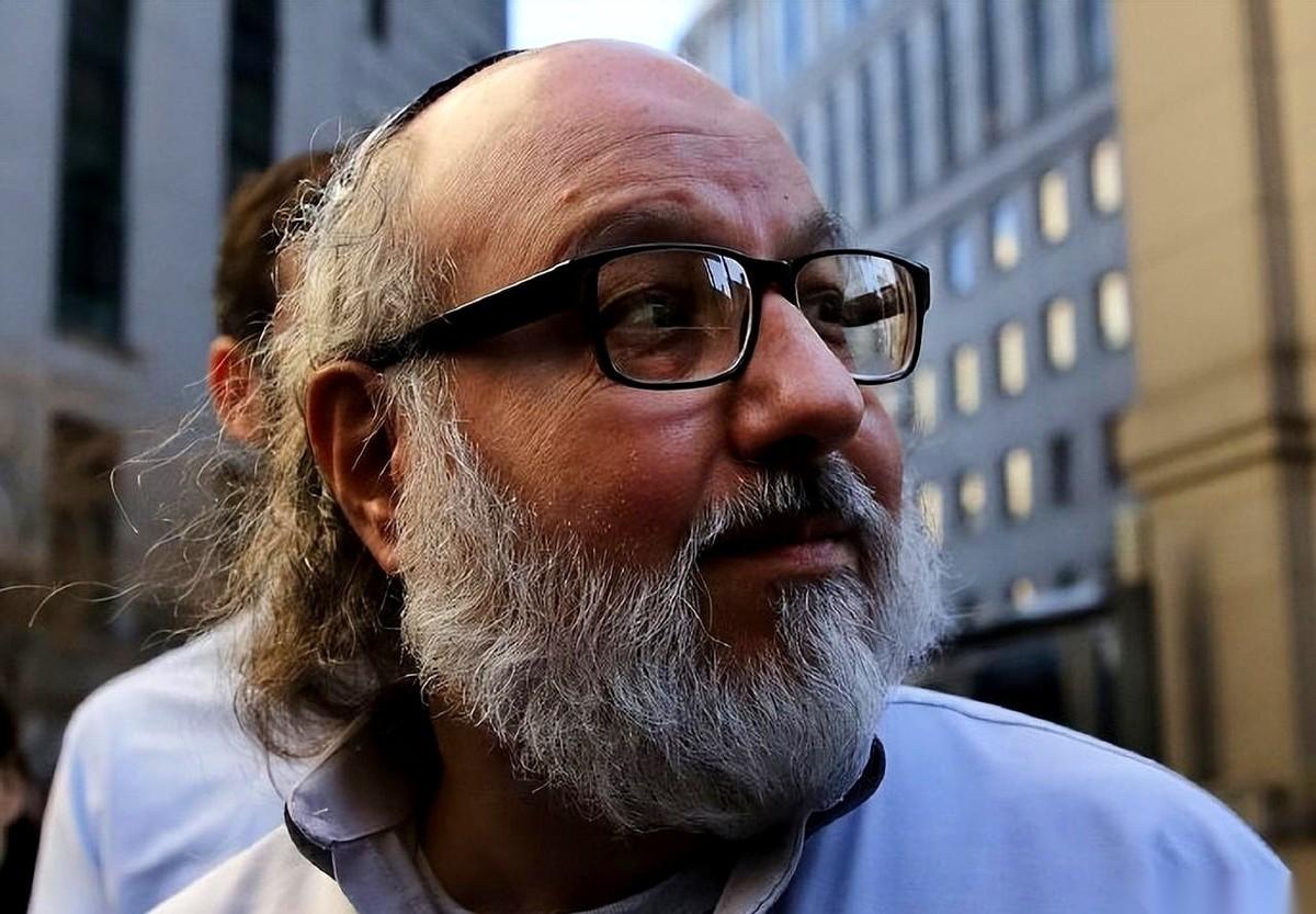 我跟你说个事儿，你听听有多离谱。美国驻以色列的大使，跑去见了个人。见的谁呢？