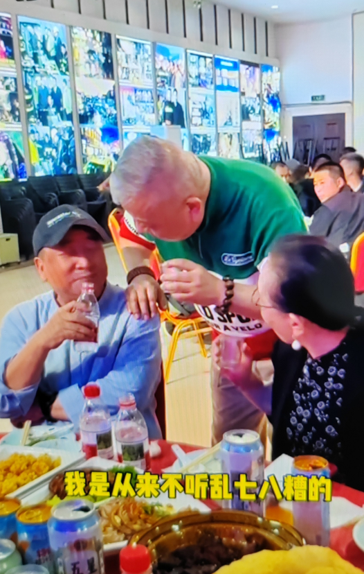 刘惠和他师父姜昆的关系特别好，刘惠坦言自己在外面也算一号人物但是在师父和师娘面前