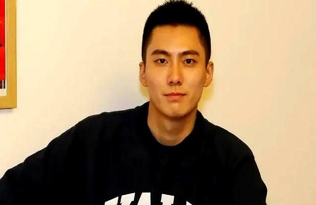 13年前，福建一名考生拒绝保送清华，班主任说他狂妄，校长骂他自大，可是他干了更疯