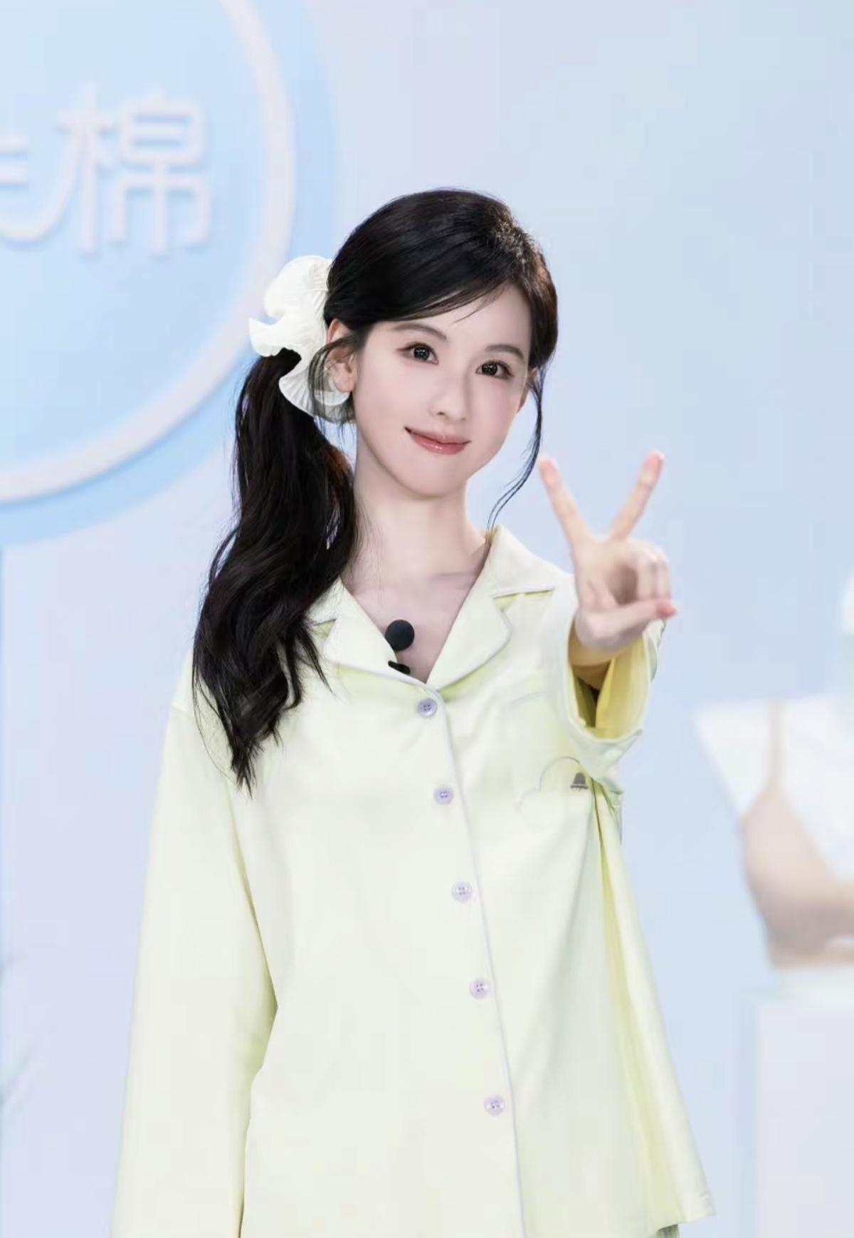  陈都灵不止有清冷美人的一面，软萌起来也能直接俘获人心[赞]陈都灵的睡衣造型，把