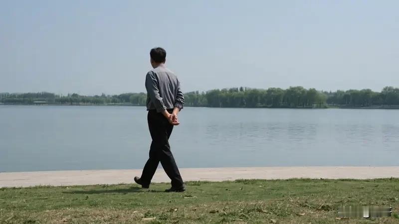 若老人有长期运动基础、心肺功能较好，可尝试短时间慢跑，但需控制配速（比快走略快即