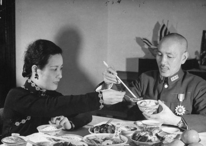 蒋介石的菜单，二十六年来无人更改。士林官邸的厨师林昌城记得：一碗鸡汤，一碟奉化盐