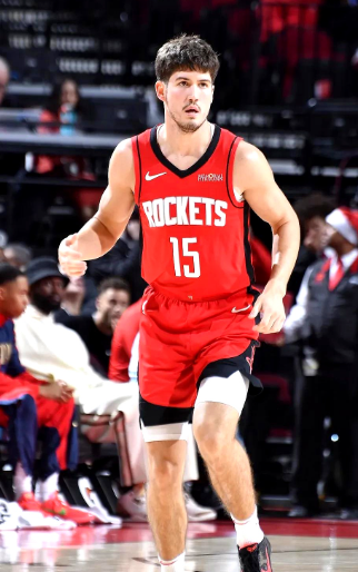 谢泼德和申京的防守端不适配问题众所周知谢泼德的缺点是容易被一步过。但其实很多小