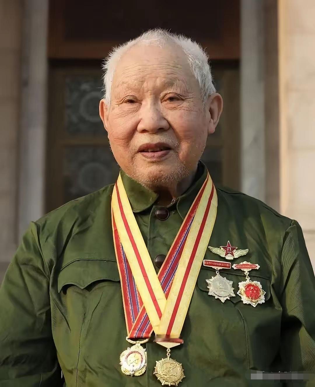 1955年全军首次授衔，三野的老团长刘志清拿到军衔通知，看到“中校”二字，沉默良