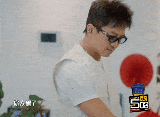 鹿晗说邓超太黑了邓超鹿晗不在一个图层上哈哈哈哈哈鹿晗的调侃很随意，没有恶意，邓