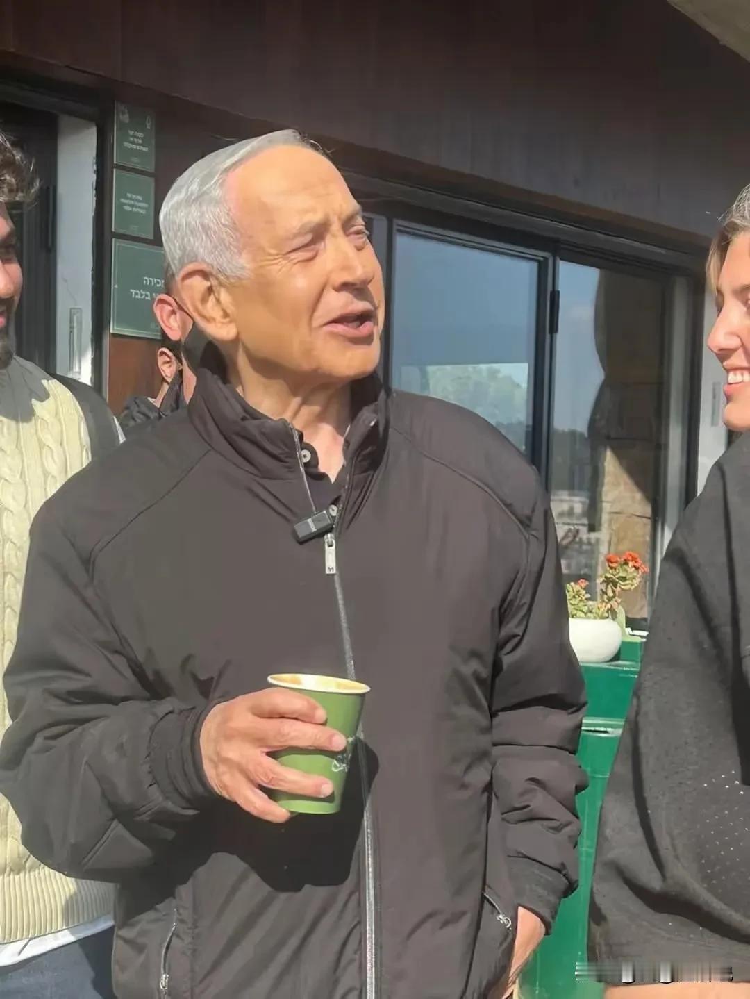 内塔尼亚胡为了证明自己还活着，也算拼了命了他故意拿了一杯咖啡，把手指头分的特