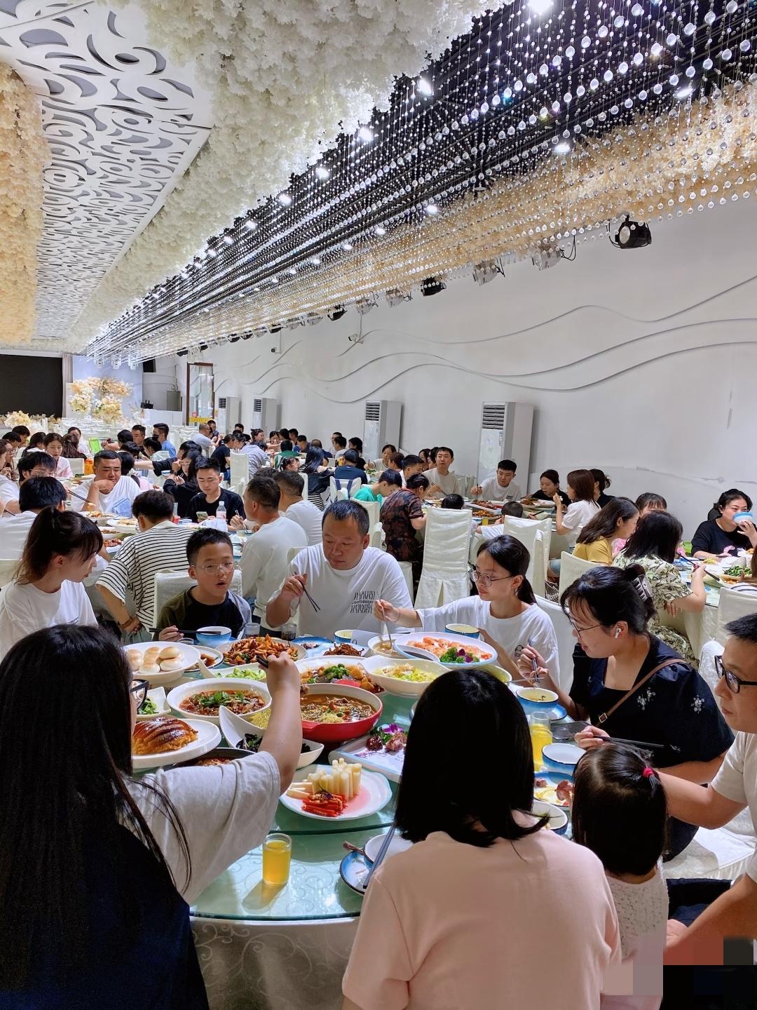 丢脸丢大了！上海，一66岁退休老厂长组织厂里88名工人夏游，中午在农家乐订了10