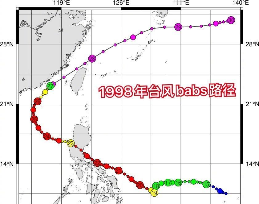 凤凰进入南海后的路径还在不断西调，11月12日贴近甚至登陆粤东闽南沿海的可能性逐