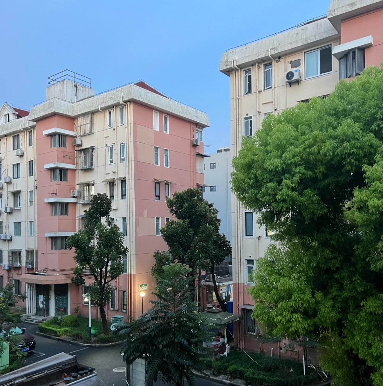 2020年朋友想卖掉一套192万的房子，已经收了买家2万定金，可老婆突然反悔，死